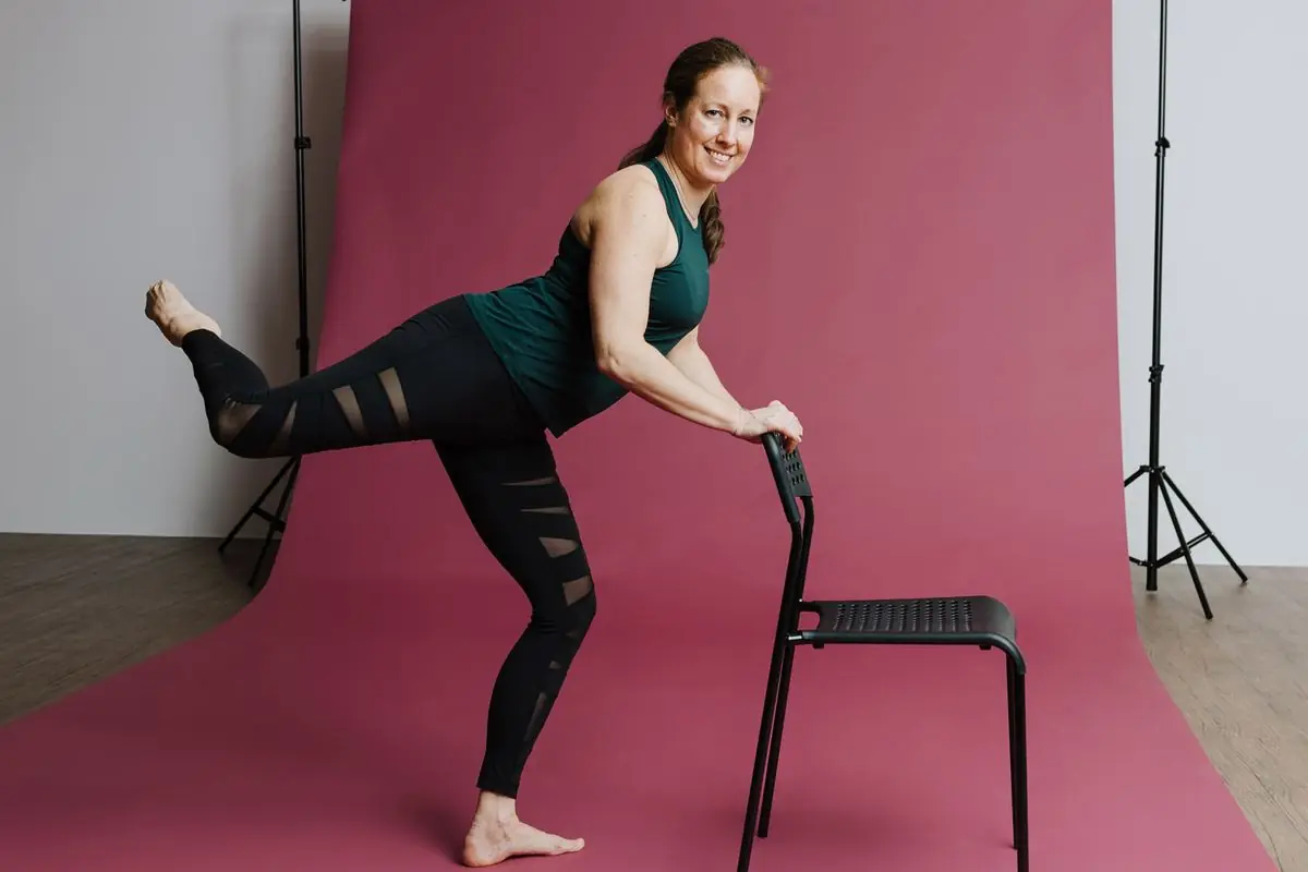 Barre Workout mit Stuhl in Linz