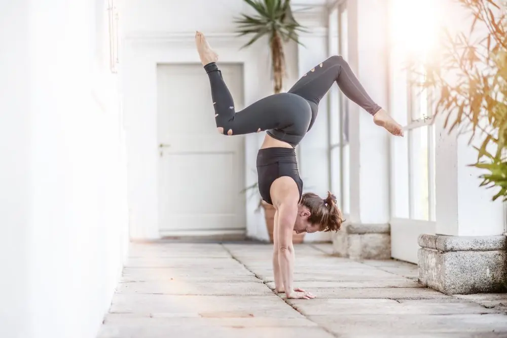 Natalie im Handstand mit gespreizten Beinen