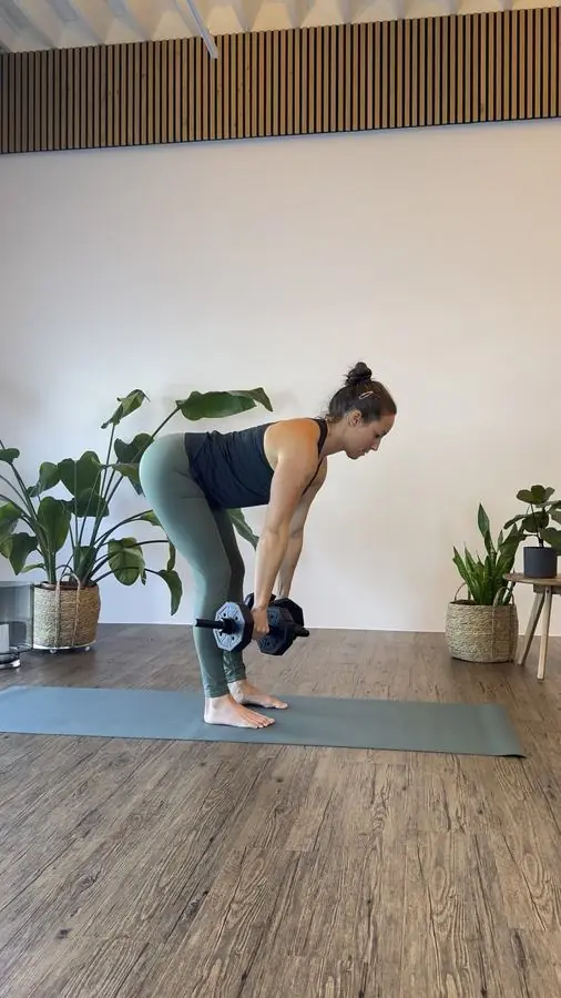 Natalie beim Krafttraining mit Kurzhanteln im Movement Loft Linz