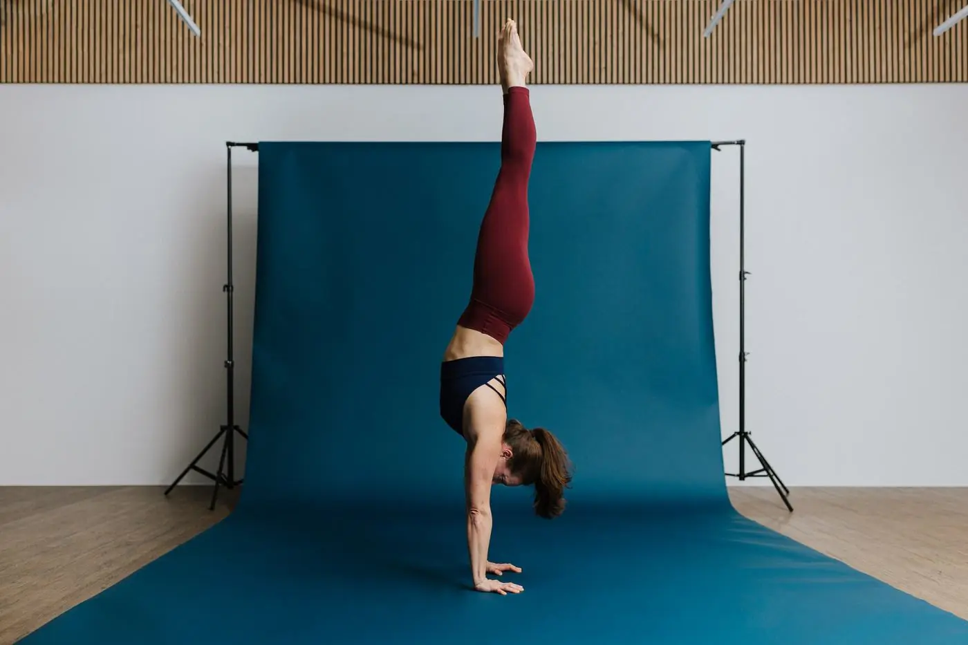 Natalie im Handstand im Movement Loft Linz