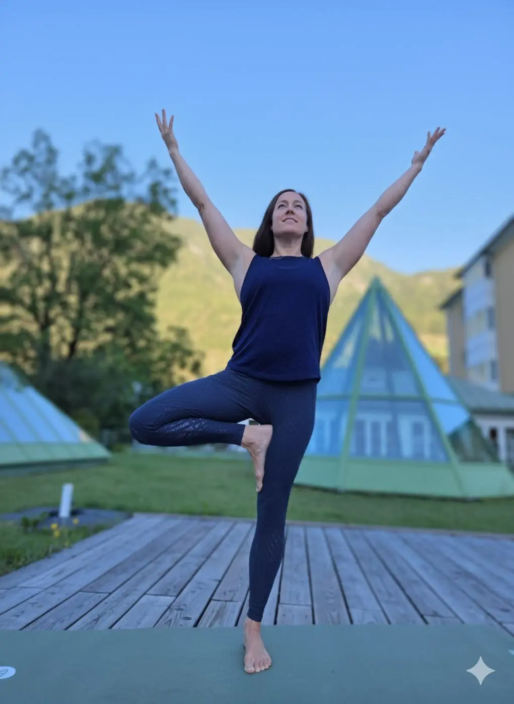 Natalie beim Yoga auf der Terrasse des Alpenhaus Gasteinertal