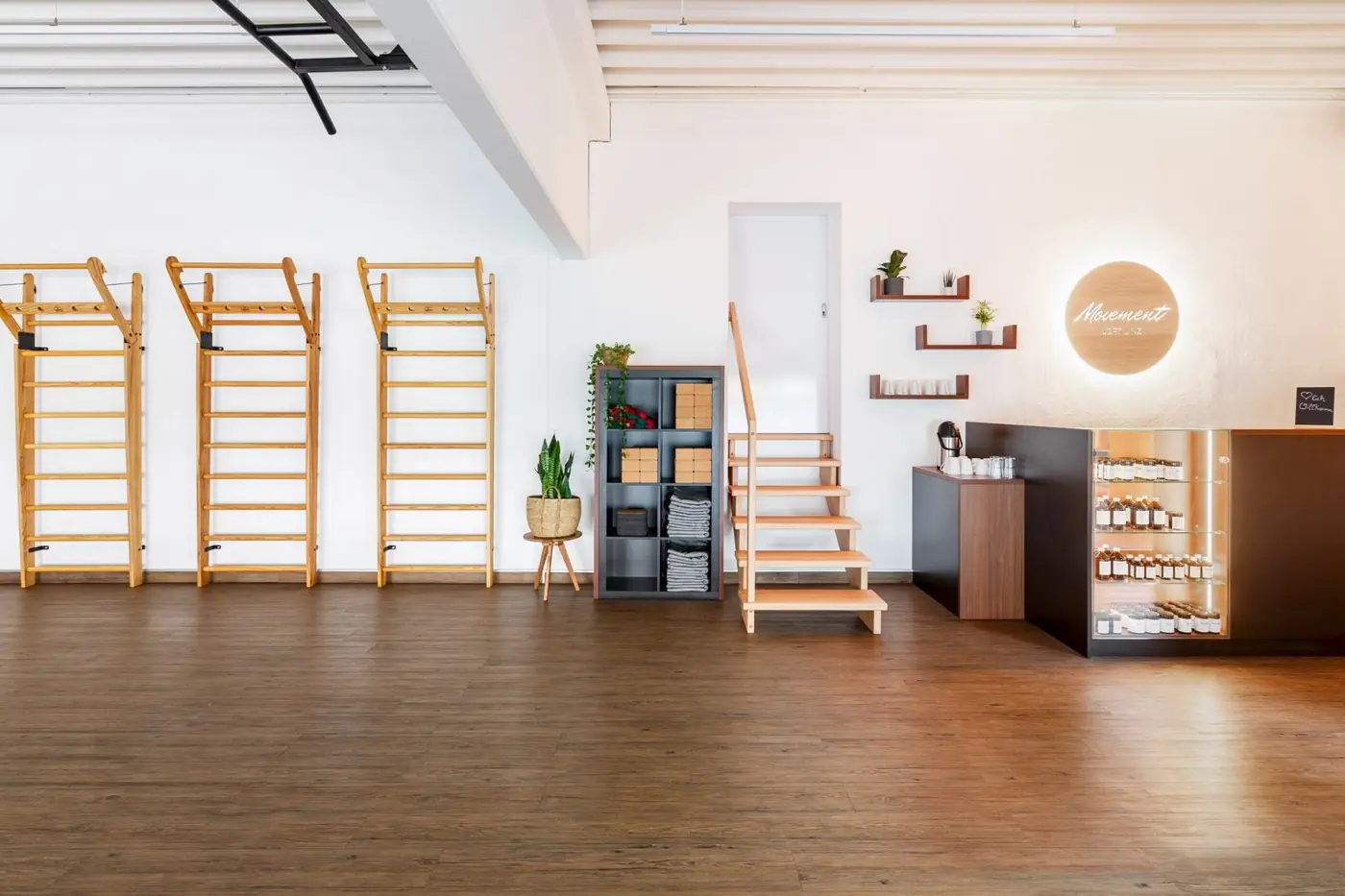 Heller Trainingsraum im Movement Loft Linz-Urfahr mit Sprossenwänden
